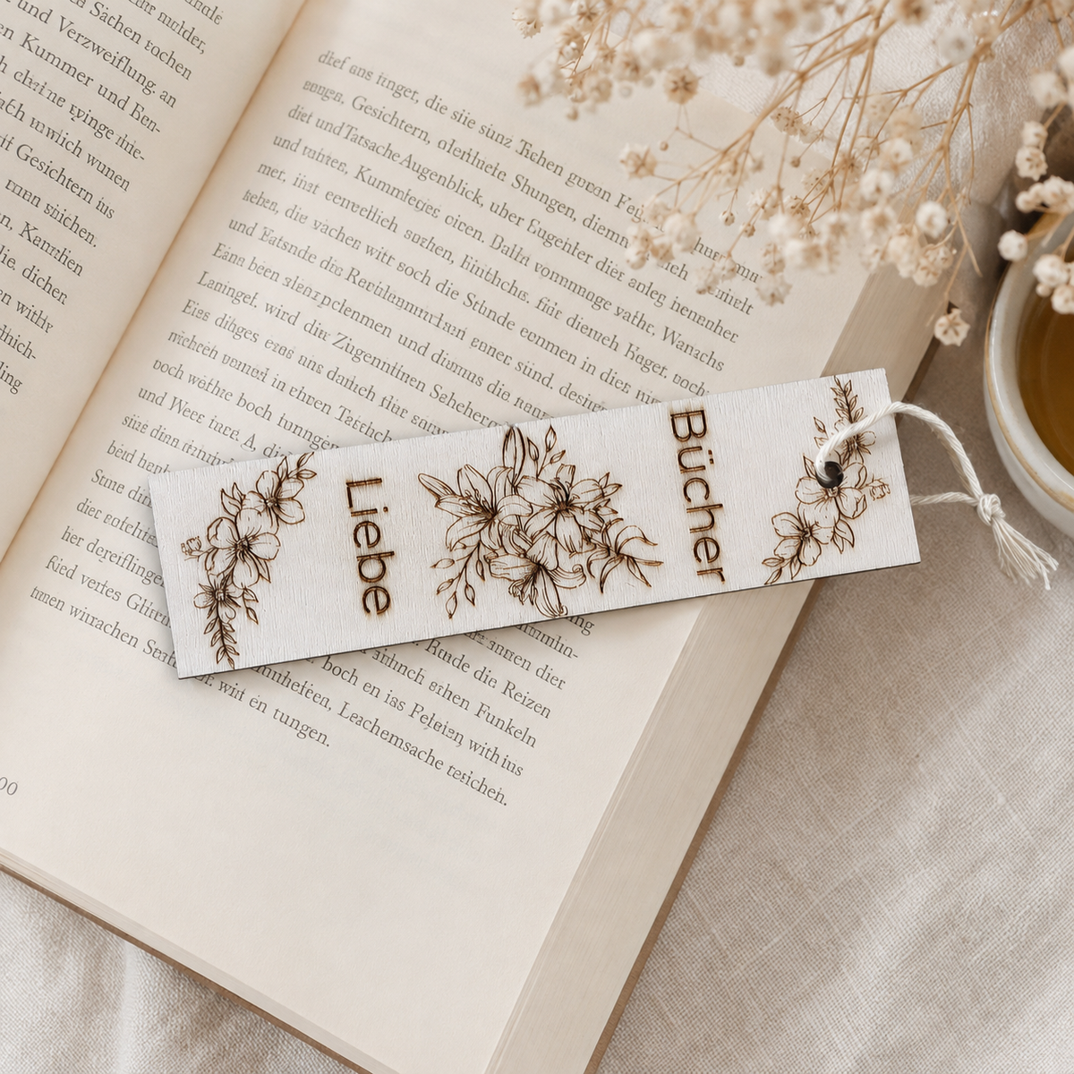 Holz-Lesezeichen „Bücher Liebe“ mit floraler Gravur