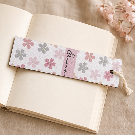 Personalisiertes Holz-Lesezeichen mit Wunschname und Blumen