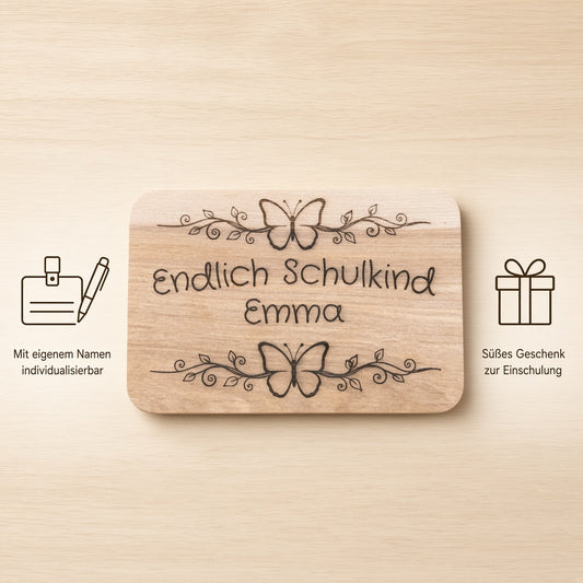 Personalisiertes Frühstücksbrettchen „Endlich Schulkind“ mit Schmetterlingen
