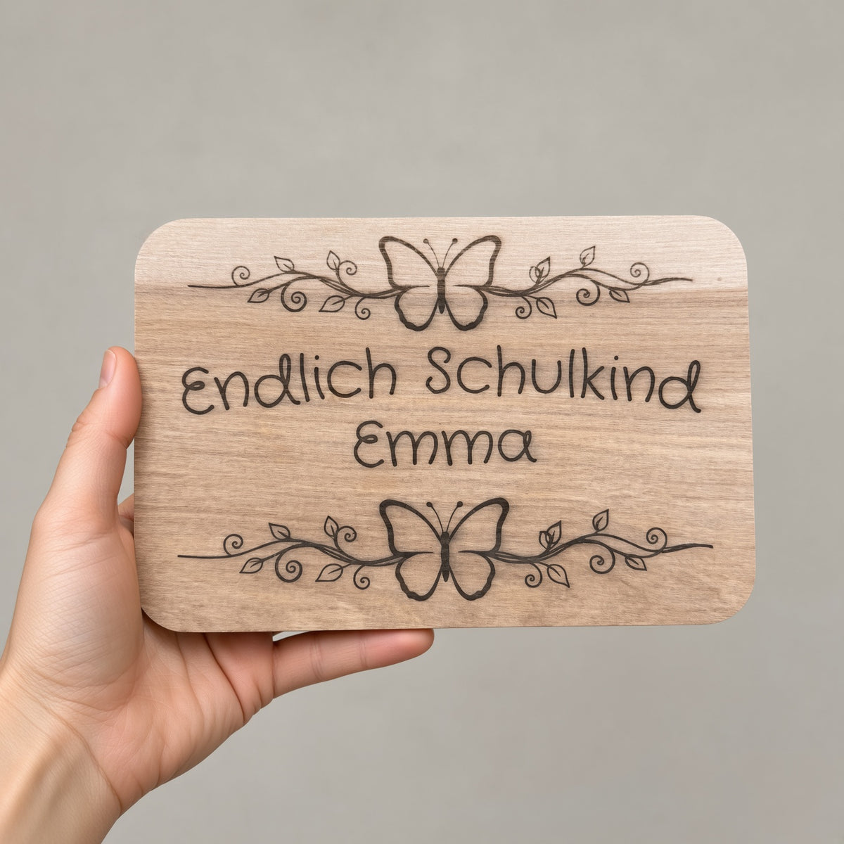 Personalisiertes Frühstücksbrettchen „Endlich Schulkind“ mit Schmetterlingen
